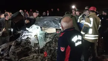 TIR'a çarpan otomobil hurda yığınına döndü