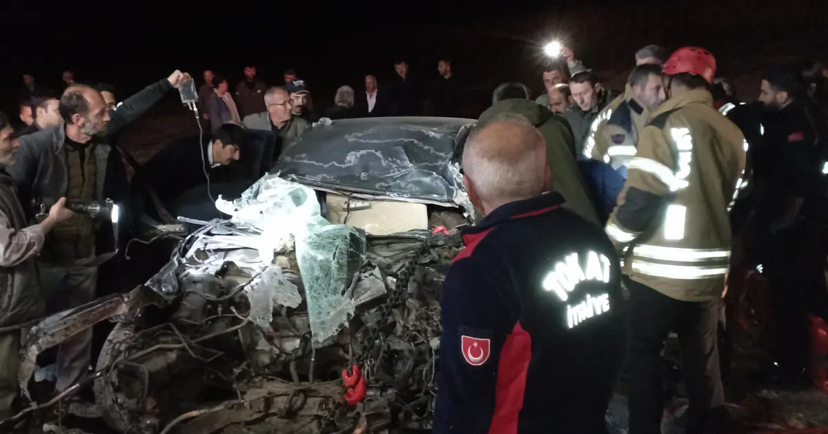 TIR'a çarpan otomobil hurda yığınına döndü