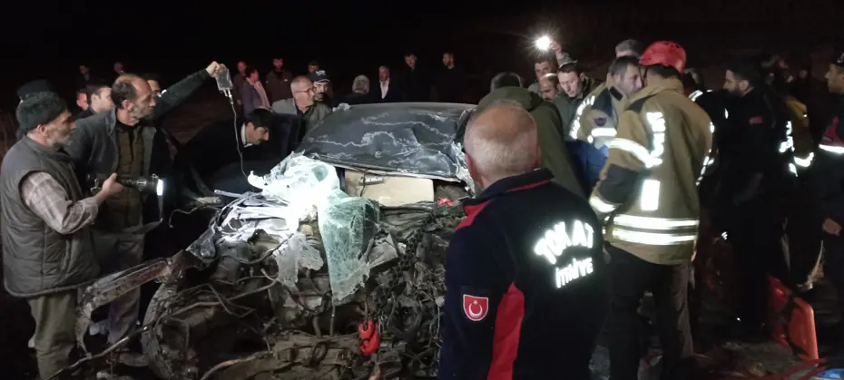 TIR'a çarpan otomobil hurda yığınına döndü