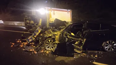 Ümraniye'de otomobil, kamyonete çarptı: 2 yaralı