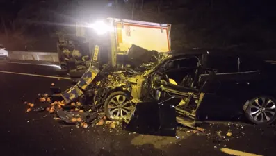 Ümraniye'de otomobil, kamyonete çarptı: 2 yaralı