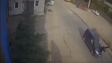 Zonguldak'da karşı yola geçen adama araba çarptı