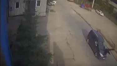 Zonguldak'da karşı yola geçen adama araba çarptı