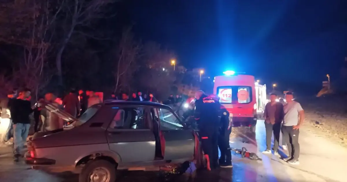Adana'da iki araç kafa kafaya çarpıştı, yedi kişi yaralandı