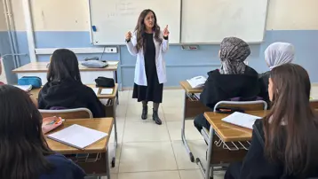 Van'da Biyoloji öğretmeninden Korece dersi