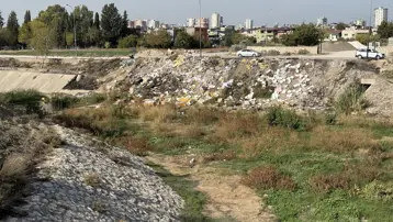 Adana'da tepkilere neden olan görüntü: Kuruyan dereye moloz döküyorlar