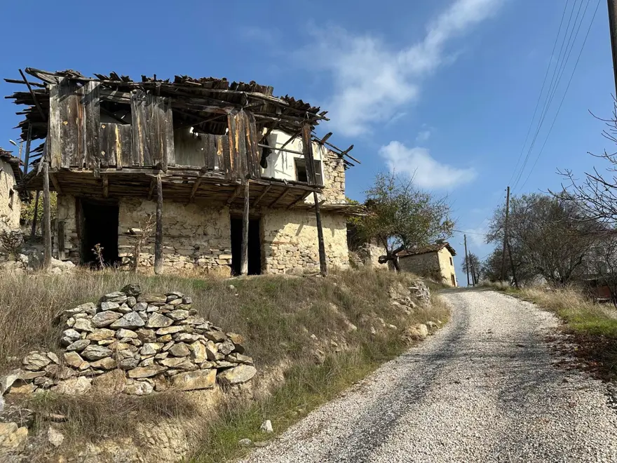 Eskiden 50 hane vardı şimdi 4 kişi yaşıyor: Hayalet köye dönüştü 1 Eskiden 50 hane vardı şimdi 4 kişi yaşıyor: Hayalet köye dönüştü 1