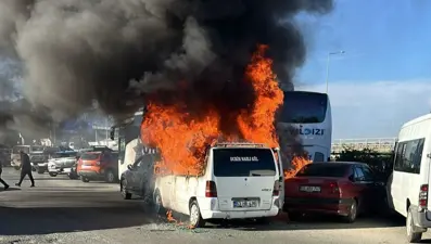 Artvin'de minibüs yangını, 2 araç kullanılamaz halde