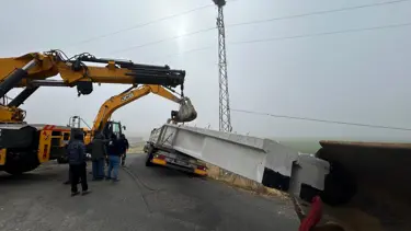 Bingöl'de TIR devrildi, maddi hasar oluştu