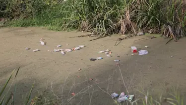 Su kanalı çöplüğe döndü: Vatandaşlar isyan etti