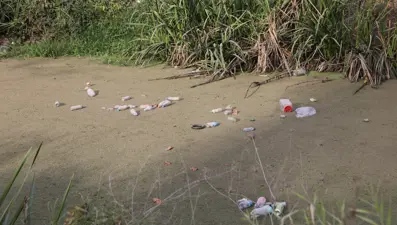 Su kanalı çöplüğe döndü: Vatandaşlar isyan etti