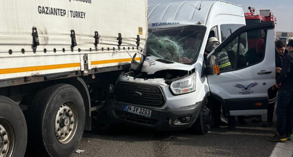 Gaziantep'te minibüs TIR'a çarptı