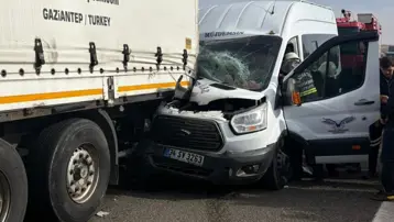 Gaziantep'te minibüs TIR'a çarptı