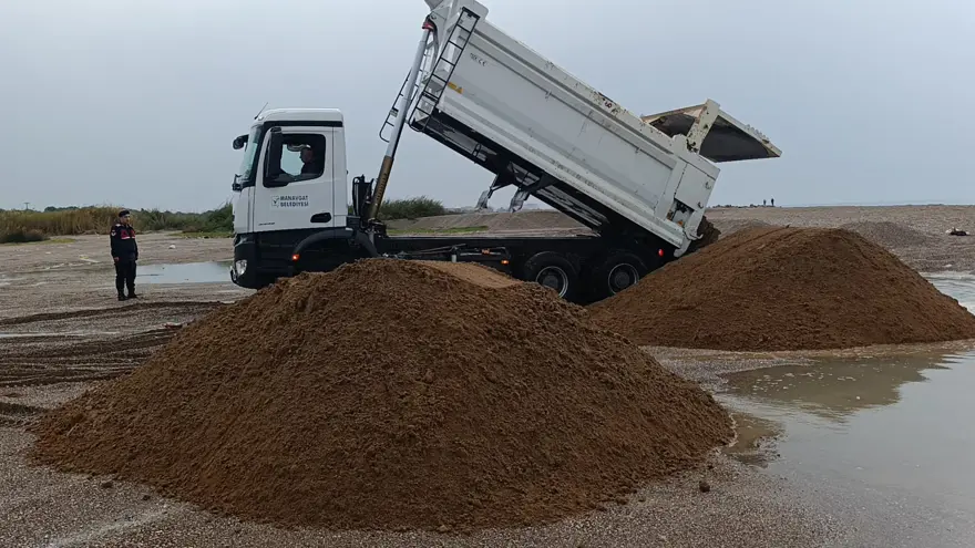 50 KAMYON PLAJ KUMU GERİ DÖKÜLDÜ 4