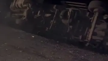 Elektrik direğine çarpan kamyon mahalleyi karanlığa gömdü