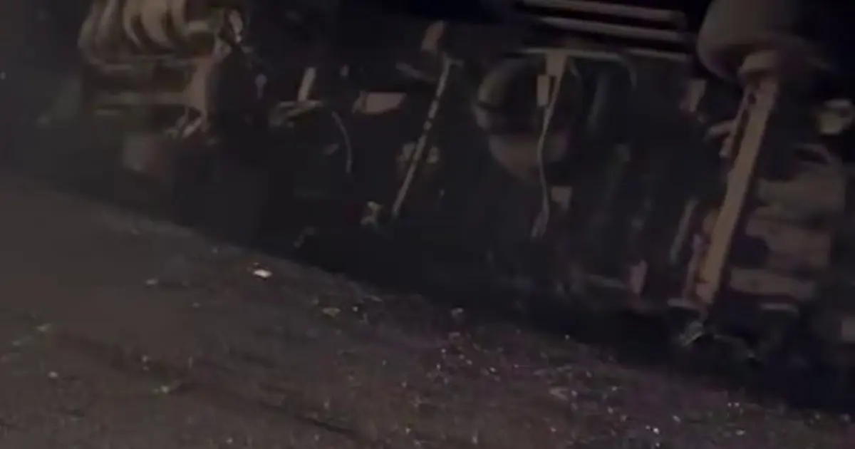 Elektrik direğine çarpan kamyon mahalleyi karanlığa gömdü