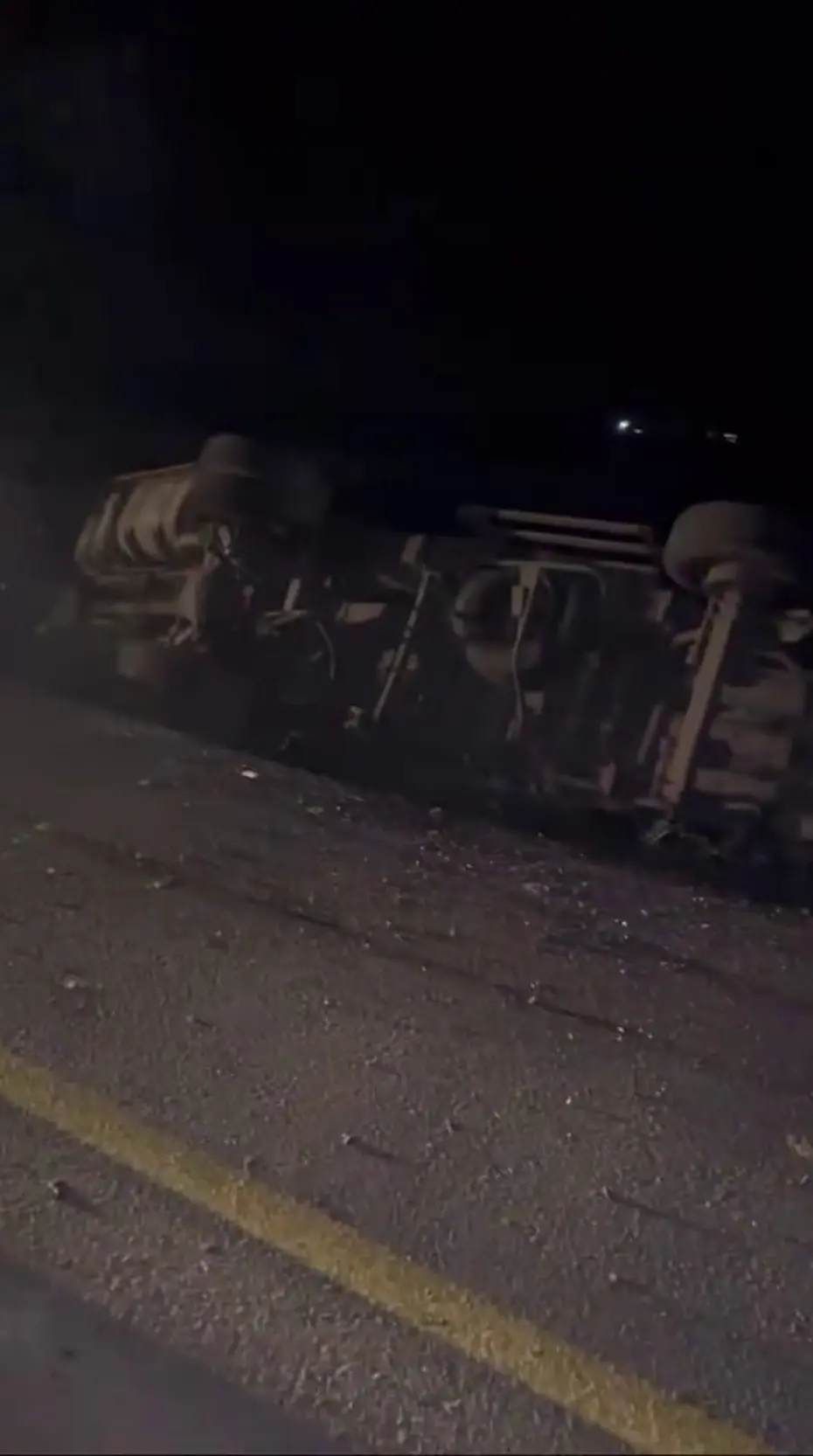 Elektrik direğine çarpan kamyon mahalleyi karanlığa gömdü