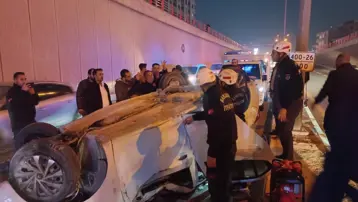 Ters dönen otomobilde baba ve 2 çocuğu yaralandı