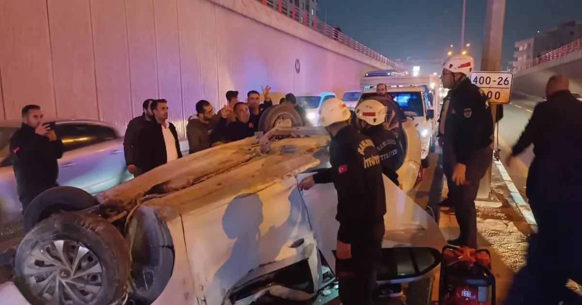 Ters dönen otomobilde baba ve 2 çocuğu yaralandı