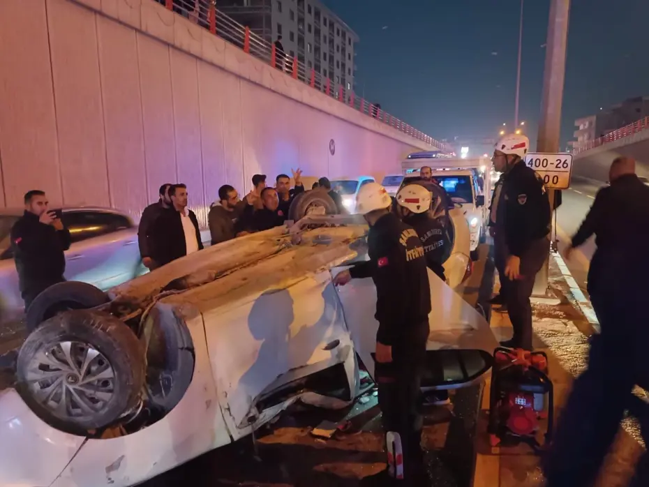 Ters dönen otomobilde baba ve 2 çocuğu yaralandı