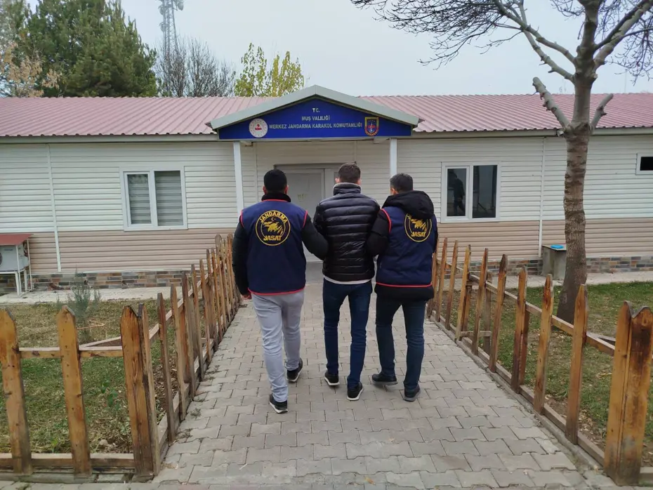 Muş'ta dolandırıcılık suçundan aranan kişi yakalandı