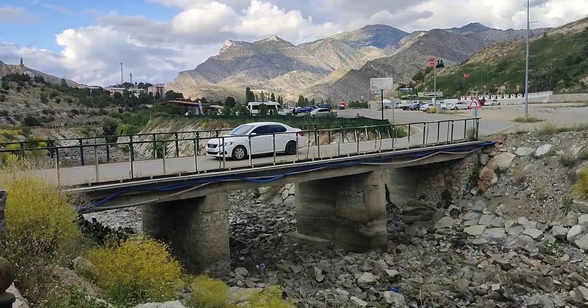 Şelale girişindeki köprü tehlike saçıyor