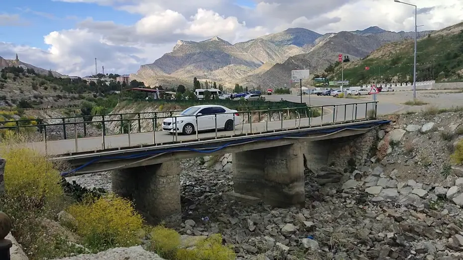 Şelale girişindeki köprü tehlike saçıyor 