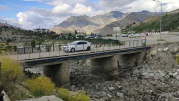 Şelale girişindeki köprü tehlike saçıyor