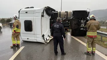 TIR yan yattı: 1 yaralı