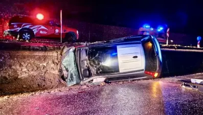 Otomobil yağmurlu yolda kontrolden çıktı 3 kişi yaralandı
