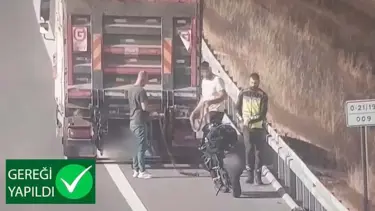 Otoyolda benzini biten motosiklet kamyonla çekildi