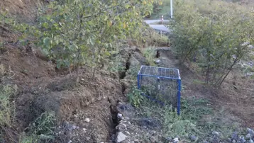 Mahalleli diken üstünde: Yollar çöküyor, araziler kayıyor &quot;Can kaybımız olabilir&quot;