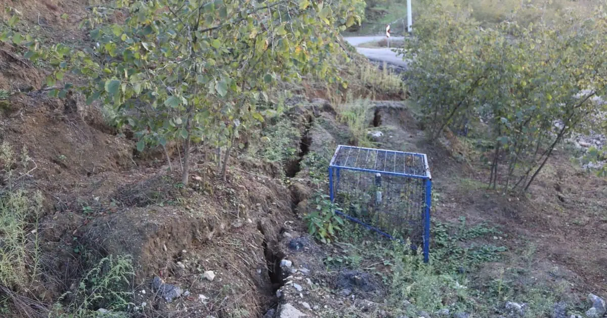Mahalleli diken üstünde: Yollar çöküyor, araziler kayıyor "Can kaybımız olabilir"