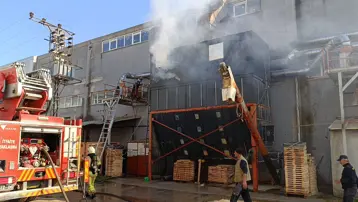 Bursa'da mobilya fabrikasında yangın çıktı, 1 işçi yaralandı