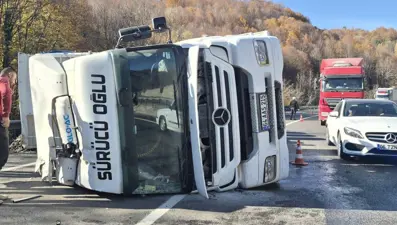Bursa'da devrilen tırın sürücüsü yaralı