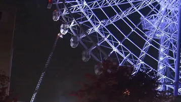 Dönme dolapta mahsur kaldılar, 9 saatlik operasyonla kurtuldular