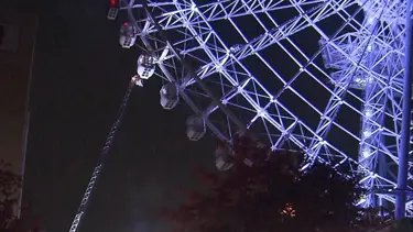 Dönme dolapta mahsur kaldılar, 9 saatlik operasyonla kurtuldular