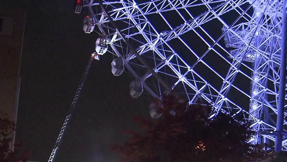 Dönme dolapta mahsur kaldılar, 9 saatlik operasyonla kurtuldular