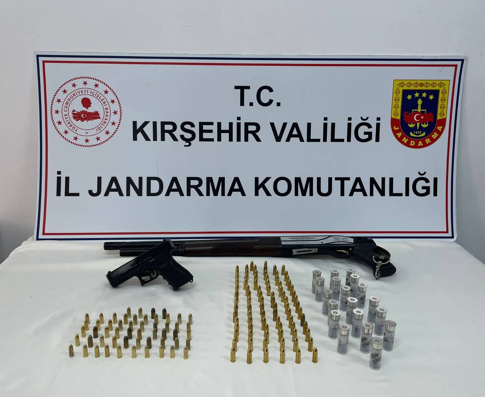 Kırşehir'de ruhsatsız silah operasyonu: 3 gözaltı