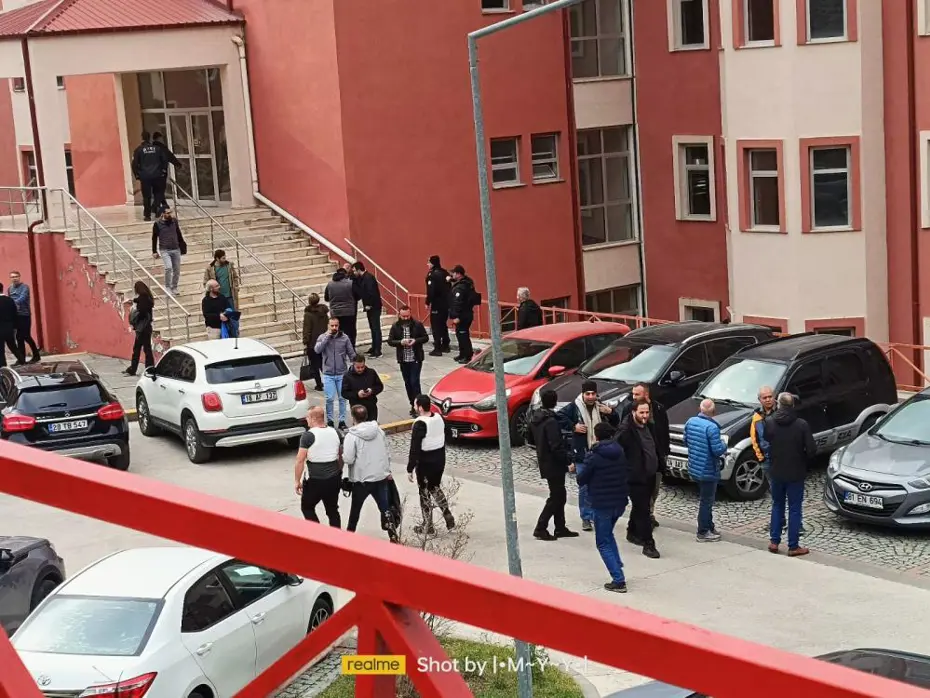 Gümüşhane Üniversitesi'nde rehine krizi. Okulun çevresi kapatıldı, polis olay yerinde