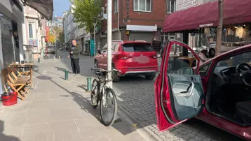 Sokak ortasına otomobilini bırakıp işlerini halletmeye gitti 