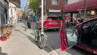 Sokak ortasına otomobilini bırakıp işlerini halletmeye gitti 