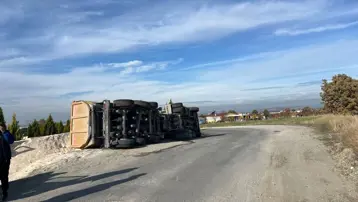 Uşak'ta TIR devrildi: 1 yaralı