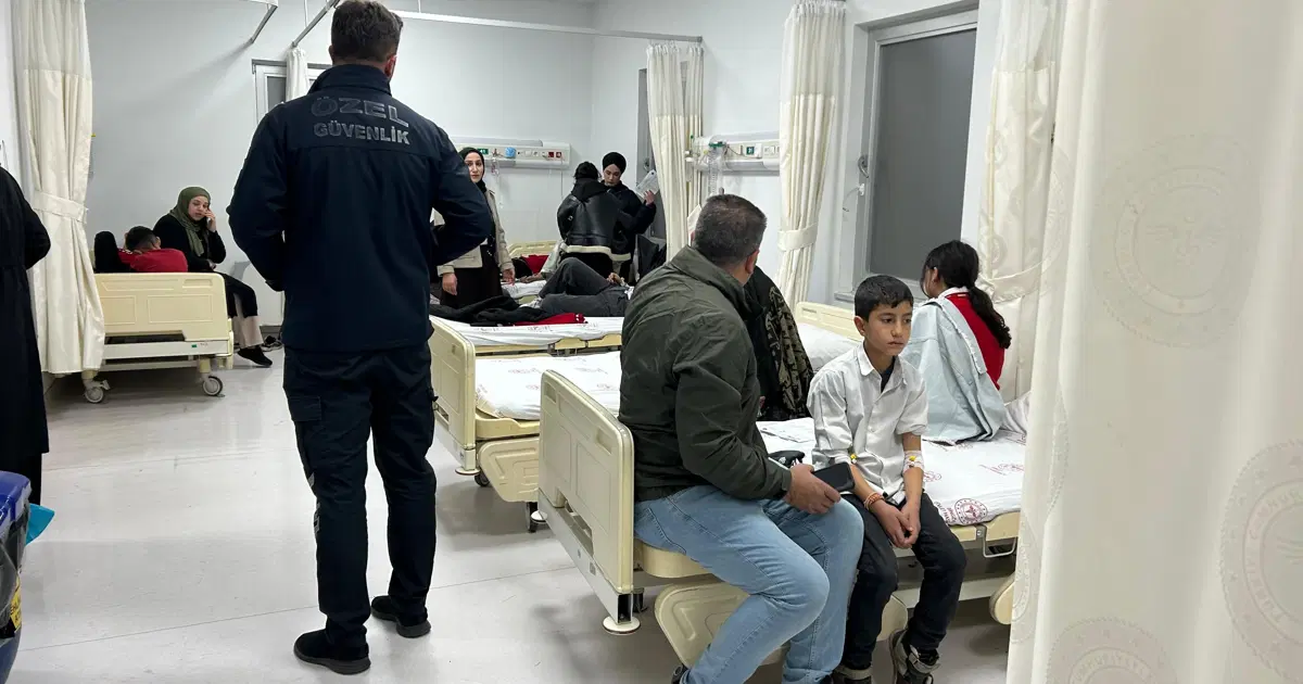 Bingöl'de gıda zehirlenmesi şüphesi, 120 öğrenci hastaneye kaldırıldı