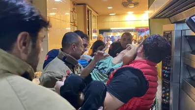 Hamur makinesine eli sıkıştı, itfaiye kurtardı