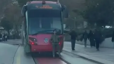 Tramvayın arkasına tutunarak yolculuk eden çocuk yürekleri ağıza getirdi 