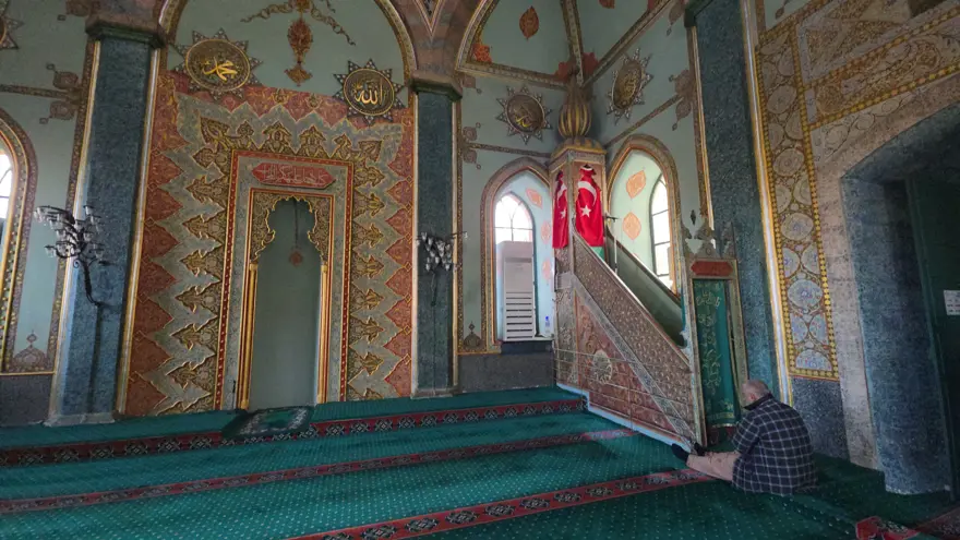 Tarihe tanıklık eden cami 120 yıldır ayakta: Dışarıdan küçük görünüyor ama içi eşsiz örneklerle dolu Tarihe tanıklık eden cami 120 yıldır ayakta: Dışarıdan küçük görünüyor ama içi eşsiz örneklerle dolu