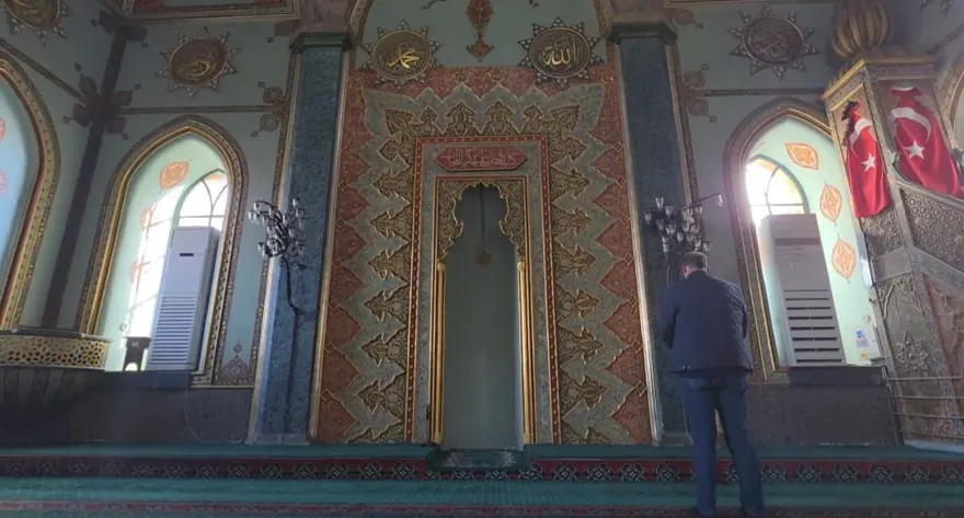 Tarihe tanıklık eden cami 120 yıldır ayakta: Dışarıdan küçük görünüyor ama içi eşsiz örneklerle dolu 5 Tarihe tanıklık eden cami 120 yıldır ayakta: Dışarıdan küçük görünüyor ama içi eşsiz örneklerle dolu 5