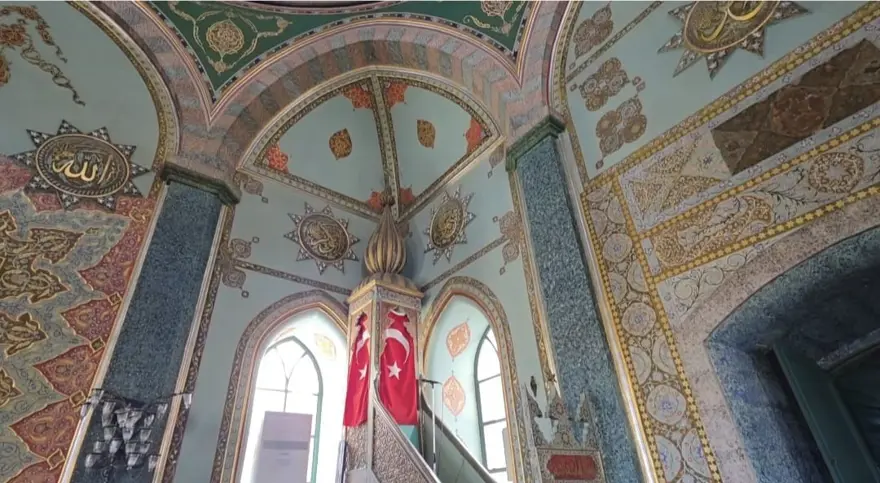 Tarihe tanıklık eden cami 120 yıldır ayakta: Dışarıdan küçük görünüyor ama içi eşsiz örneklerle dolu 3 Tarihe tanıklık eden cami 120 yıldır ayakta: Dışarıdan küçük görünüyor ama içi eşsiz örneklerle dolu 3