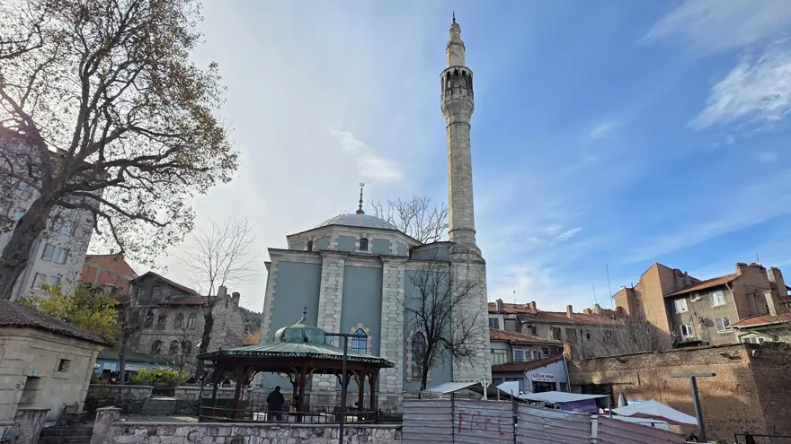 Tarihe tanıklık eden cami 120 yıldır ayakta: Dışarıdan küçük görünüyor ama içi eşsiz örneklerle dolu 2 Tarihe tanıklık eden cami 120 yıldır ayakta: Dışarıdan küçük görünüyor ama içi eşsiz örneklerle dolu 2